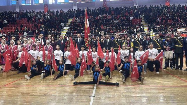 Burdur'da Cumhuriyet Bayramı'nın 103. yılı yağmur uyarısıyla salonda kutlandı