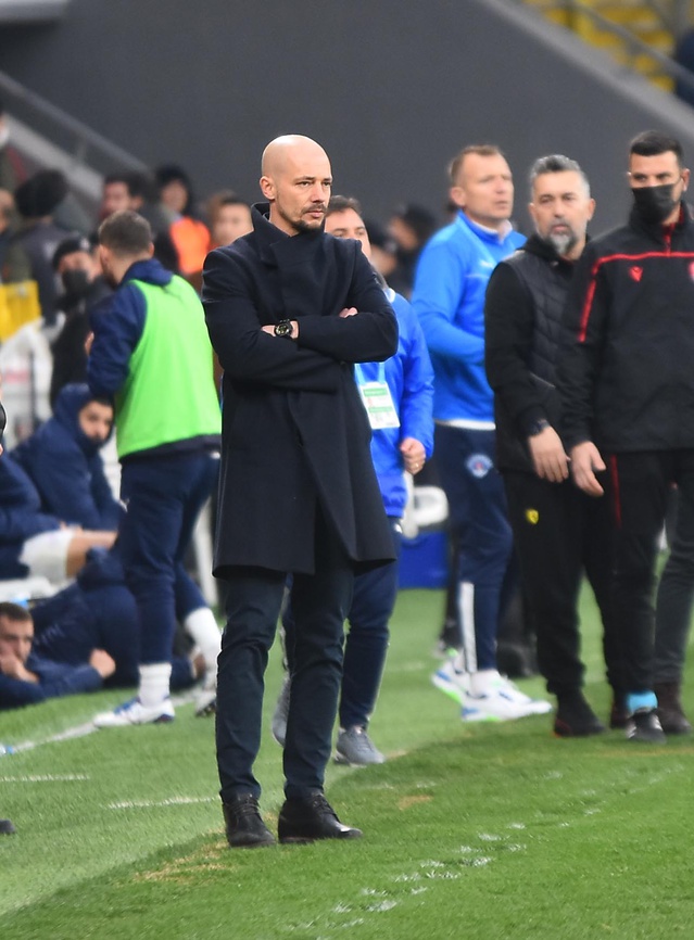 Manisa FK, 9 maçlık galibiyet hasretinin ardından Nestor El Maestro ile görüşüyor