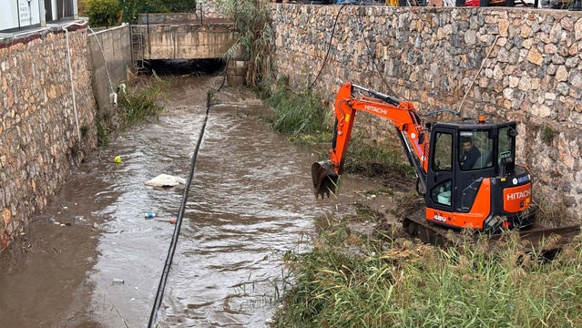 Görüntüler Türkiye'nin turizm cennetinden! Yollar trafiğe kapandı, iş yerlerini su bastı
