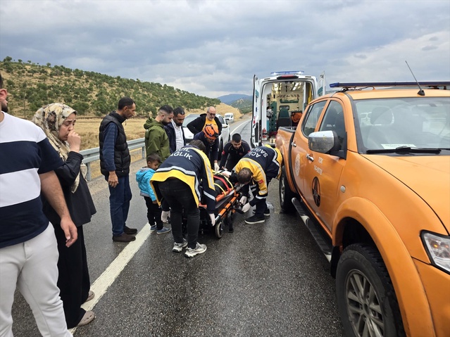 Bingöl-Erzurum kara yolunda bariyerlere çarpan otomobildeki 2 kişi yaralandı