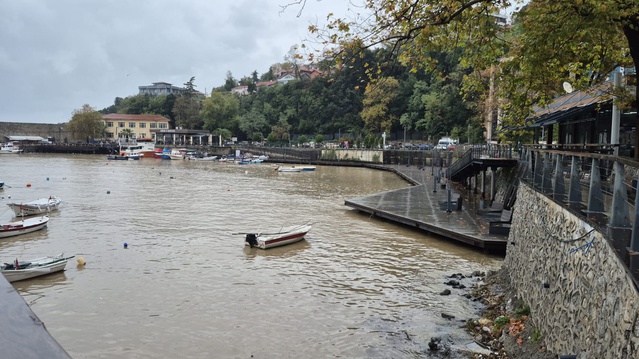 Zonguldak'ta alüvyon liman suyunu kahverengiye döndürdü, eğitime 2 gün ara verildi