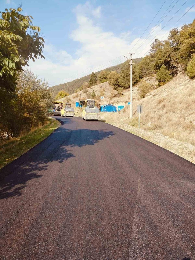Bolu Mudurnu'da Dedeler-Cuma köy yolunda 7,2 kilometre sıcak asfalt çalışması başladı