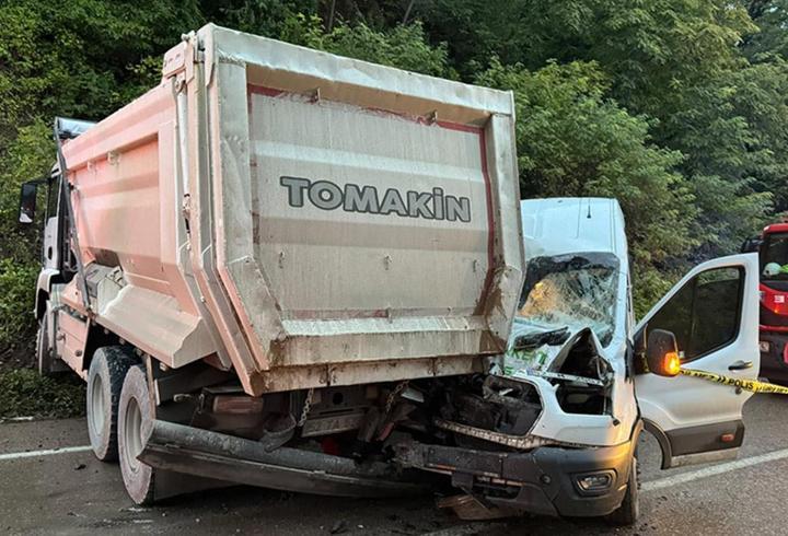 Yolcu minibüsü kamyonla çarpıştı: 1 ölü, 18'i öğrenci 23 yaralı