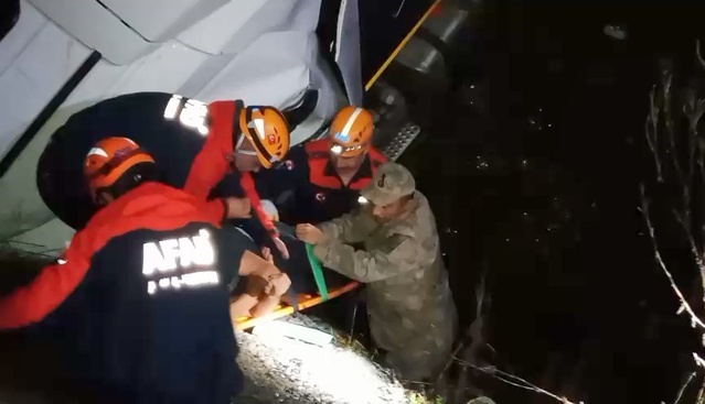 Elazığ'da sağanakta kontrolden çıkan tır şarampole uçtu, 2 yaralıyı AFAD kurtardı