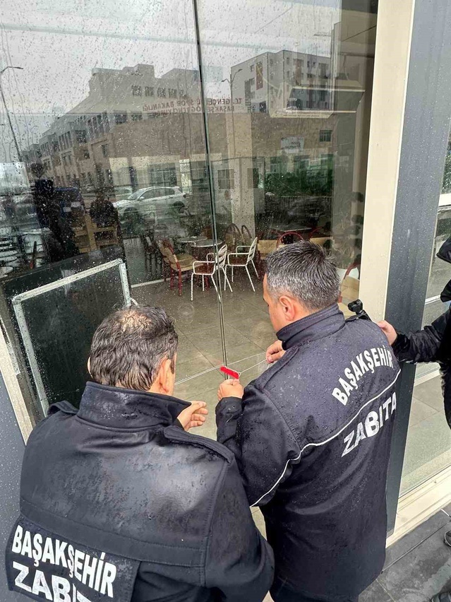 Başakşehir Belediyesi kız öğrenci yurdu karşısındayız reklamı yapan kafeyi mühürledi.