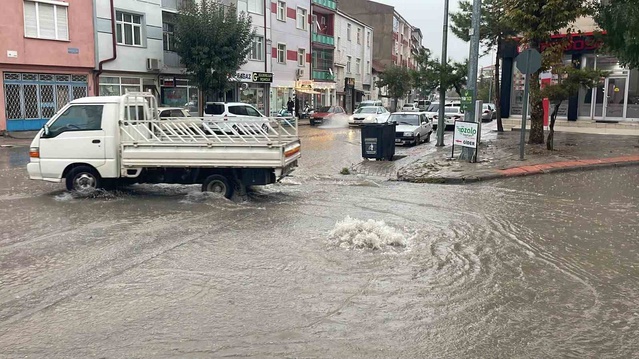 Karaman'da yaklaşık 1 saat süren sağanak yolları göle çevirdi, araçlar mahsur kaldı