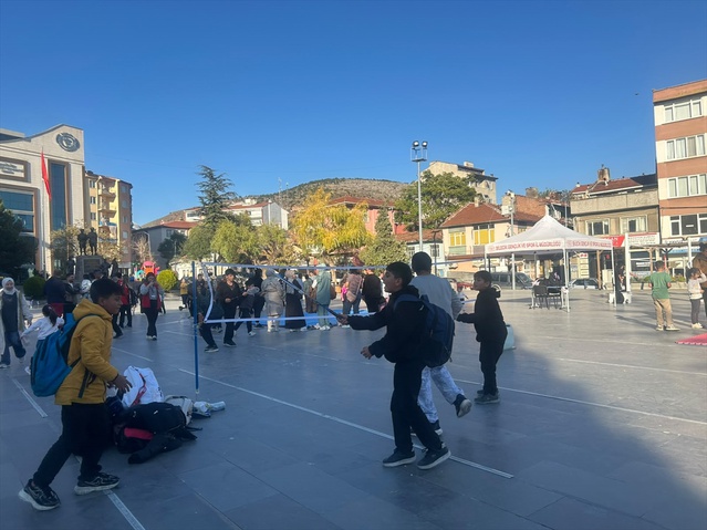 Bozüyük'te Amatör Spor Haftası'nda sporcular Cumhuriyet Meydanı'nda spor yaptı
