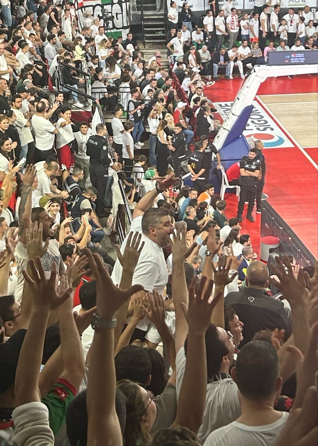 Fenerbahçe maçında Karşıyaka Başkanı Tusder taraftar tribününde tezahürat yaptı