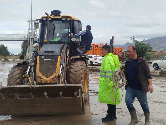 Elazığ'ın Yurtbaşı beldesinde sel sonrası belediye ekipleri aralıksız çalışıyor