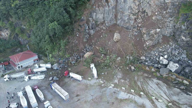 KTÜ'lü uzman heyelanın nedenini yağışa bağladı, Hopa'da 1 kişi öldü, 7-8 tır zarar gördü