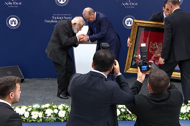 Cumhurbaşkanı Erdoğan'dan elini öpmek isteyen Prof. Dr. Sadettin Ökten 'e saygı dolu karşılık