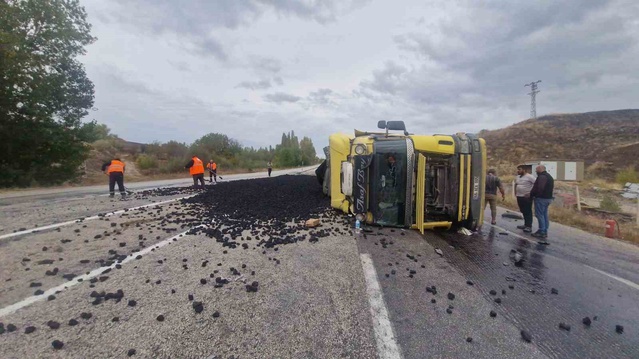 Çorum Alaca'da devrilen kömür yüklü tır nedeniyle kapanan yol tek şeritten açıldı