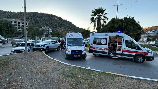 Söke'deki Madenciler Kavşağı'nda çarpışan iki otomobilde 2 kişi yaralandı