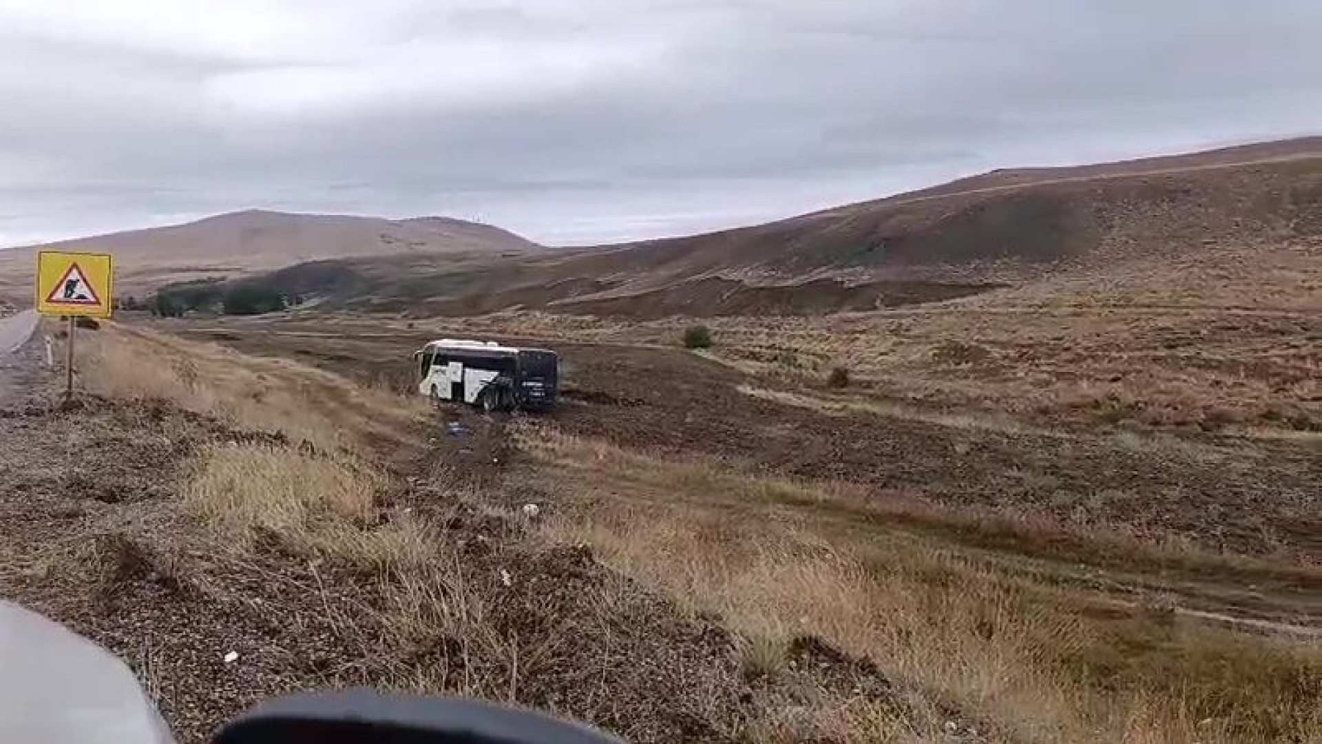 Yolcu otobüsü tarlaya girdi: 2’si çocuk 9 yaralı