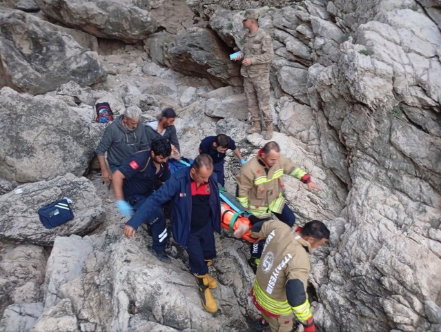 Sahil Güvenlik ve itfaiye, Hatay'da kayalıklardan 3 metre düşen yaralıyı kurtardı.