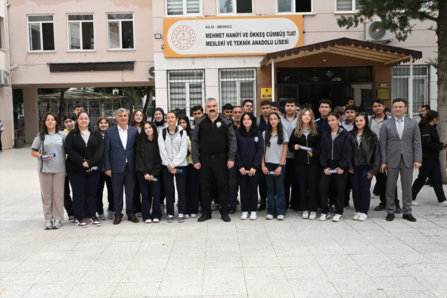 Kilis Emniyet Müdürü Bağrıaçık, lise öğrencilerini dijital tehditlere karşı uyardı
