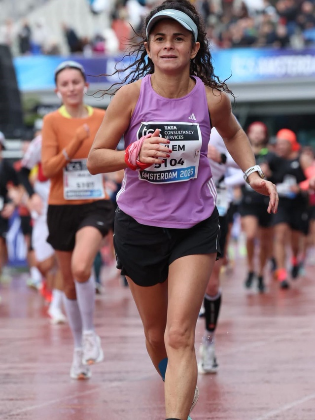 Efeler'de anaokulu öğretmeni Amsterdam Maratonu'nda kişisel en iyi derece yaptı