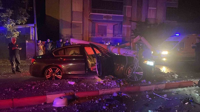 Karaman'da beton aydınlatma direğine çarpan otomobilde 2 kişi yaralandı