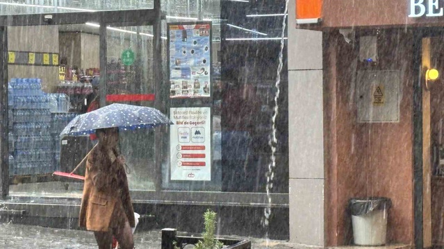 Bursa'da sağanak hayatı aksattı, rüzgarın 80 kilometreye ulaşması bekleniyor