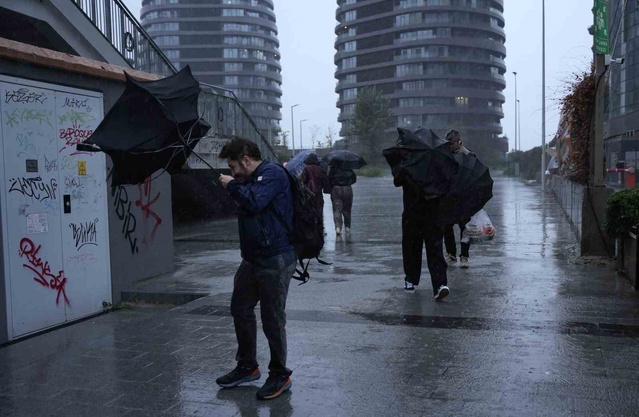 Bahçelievler Yenibosna'da fırtına vatandaşları zorladı, şemsiyeler ters döndü