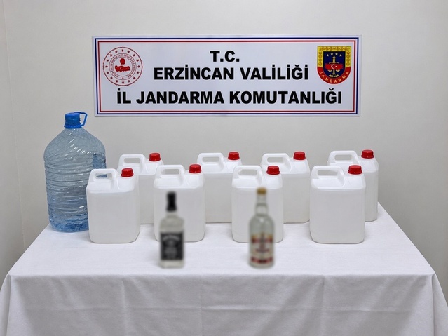 Erzincan Çağlayan'da bir ikamette 40 litre etil alkol, 15 litre sahte rakı bulundu