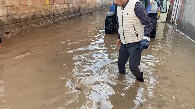 Cizre'de Meteoroloji uyarısının ardından sağanak cadde ve sokakları suyla doldurdu