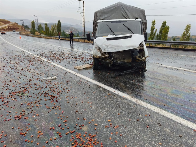 Bitlis Hizan'da kontrolden çıkan kamyonet duvara çarptı, bir kişi yaralandı