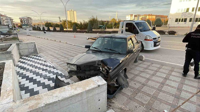 Karaman'da kaldırıma çıkan otomobil beton duvara çarpınca sürücü yaralandı