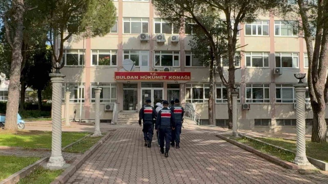 Kendini savcı ve polis diye tanıtıp yaşlıları dolandıran 7 kişi Denizli'de altınlarla yakalandı