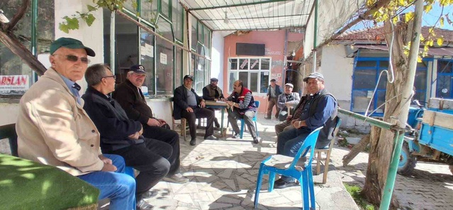 Afyonkarahisar'da tarım ekipleri köy köy çiftçilere devlet desteklerini anlatıyor