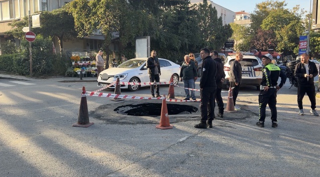Beşiktaş Akatlar'da yolda çökme meydana geldi, trafik tek şeritten sağlanıyor