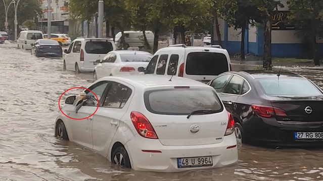 Diyarbakır'da otomobiline su dolan sürücü, suyu bardakla boşaltırken görüntülendi