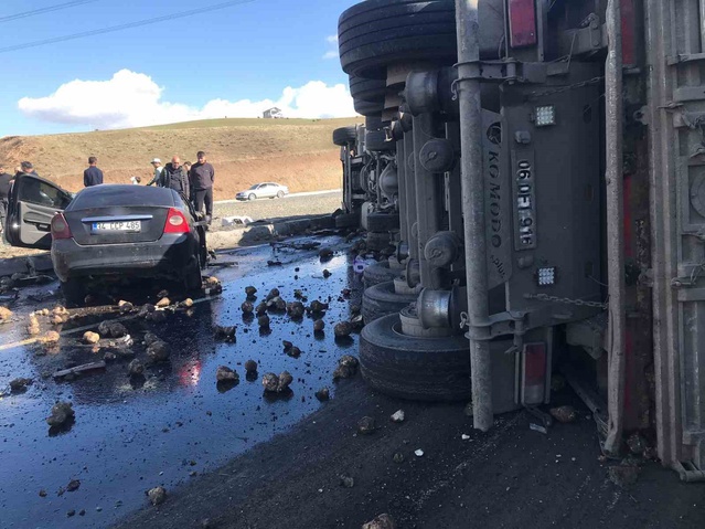 Hamur-Tutak Kavşağı'nda kaza: Tırın altına giren otomobilde 4 ölü