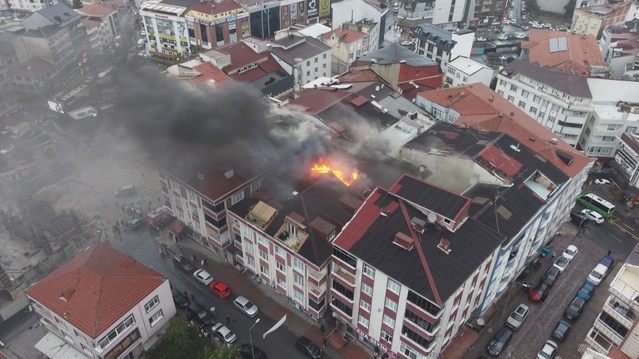 Arnavutköy'de 5 katlı binada yangın