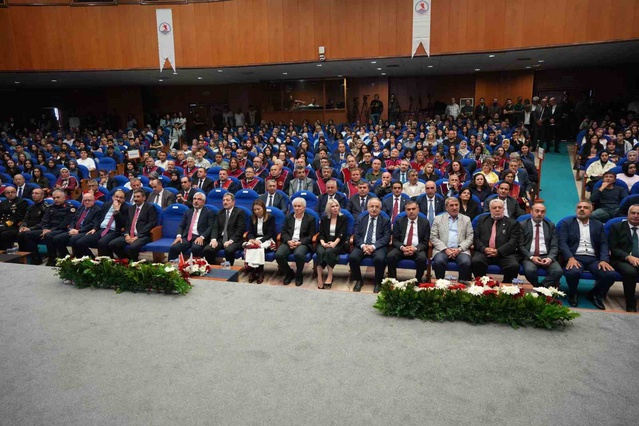 OMÜ 2026-2027 akademik yılını törenle açtı, 2025 Akademi Ödülleri sahiplerini buldu