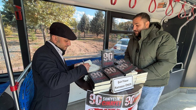 Ramazan Öner, 8'inci kitabının imza gününde Malatya'da trambüste okurlarıyla buluştu