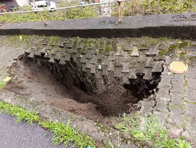 Zonguldak Karadeniz Ereğli'de yağış sonrası kaldırım çöktü, mahalleli önlem bekliyor