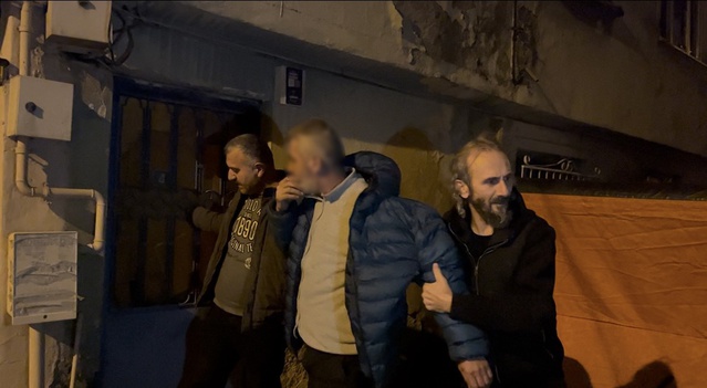 Bursa'da alkolü fazla kaçıran kişi yaklaşık 10 kez cama çıktı, itfaiye hazır bekledi