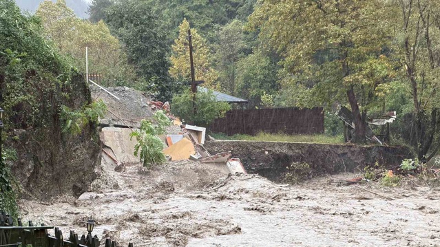 Sakarya Sapanca'da dere yükseldi, boşaltılan ev saniyeler içinde yıkıldı