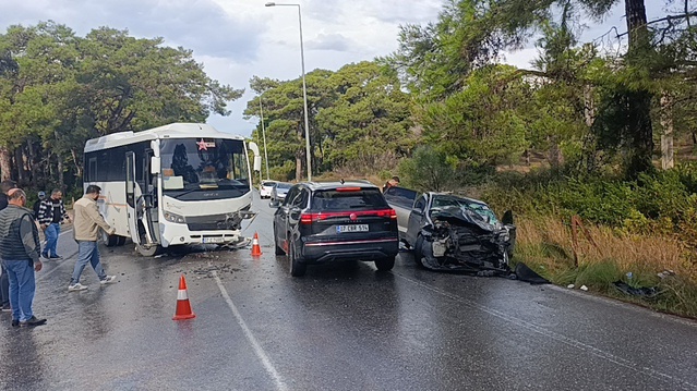 Antalya Manavgat'ta servis midibüsüyle çarpışan otomobilin sürücüsü yaralandı