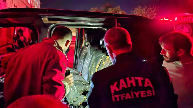 Adıyaman Kahta'da park halindeki otomobildeki yangını fabrika çalışanları söndürdü