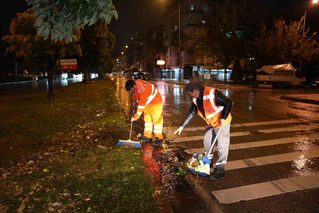Antalya'da 478 personel sağanakta görevde, Demre'de mahsur kalanlar tahliye edildi