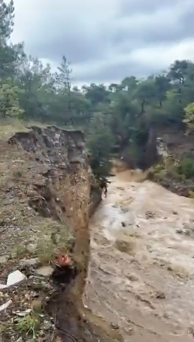Bursa'da dereler taşma noktasına gelirken Cumalıkızık Deresi'nde heyelan görüntülendi