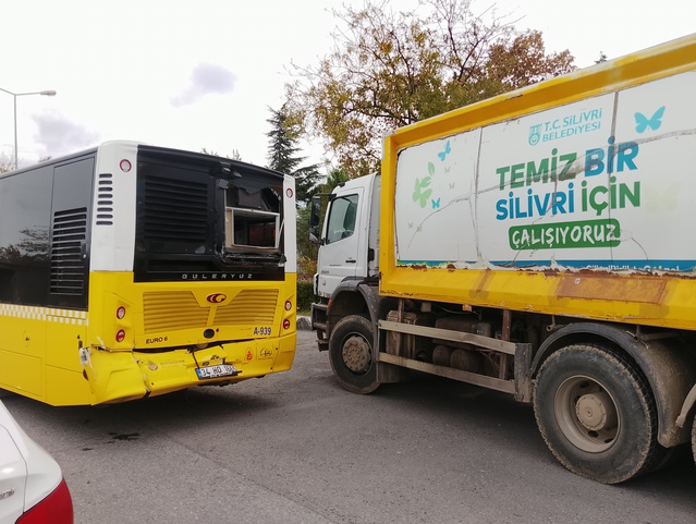 İETT otobüsü ile çöp kamyonu Silivri'de çarpıştı, iki araçta hasar var, yaralanan yok