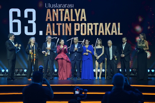 Altın Portakal 'DAİMA' temasıyla açıldı, Menderes Samancılar'a onur ödülü verildi