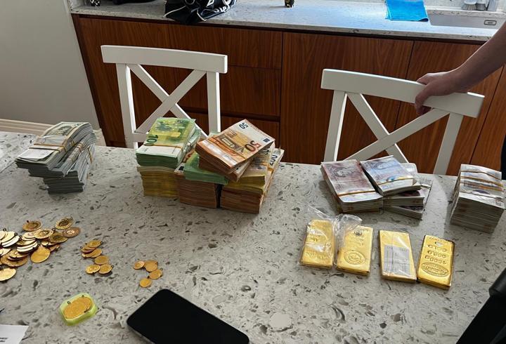 Külçe külçe altın, deste deste para... Mersin'de yolsuzluk soruşturması şüphelisinin evinden servet çıktı
