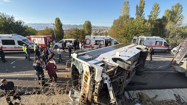 Bingöl Genç'teki midibüs-pikap kazasında yaralanan 12 kişi hastaneye kaldırıldı
