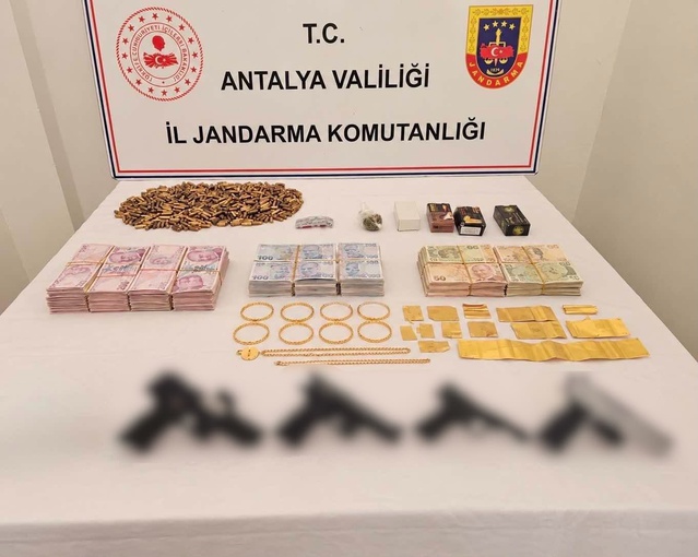 Jandarma Antalya Kepez'de 4 ruhsatsız tabanca ele geçirdi, 3 kişi gözaltına alındı