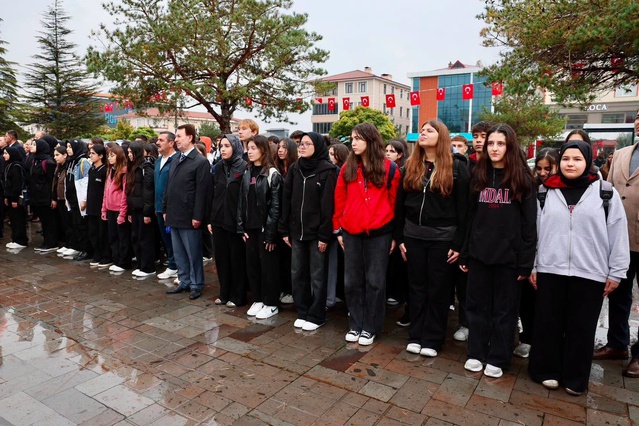 Erzincan'da 29 Ekim Cumhuriyet Bayramı çelenk törenine Vali Aydoğdu katıldı