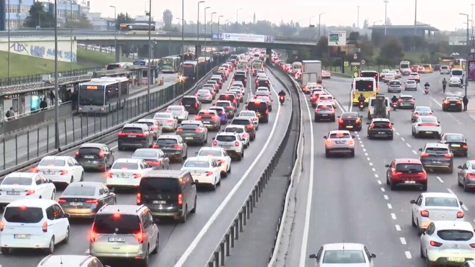İstanbul'da yağmur trafiği kitledi